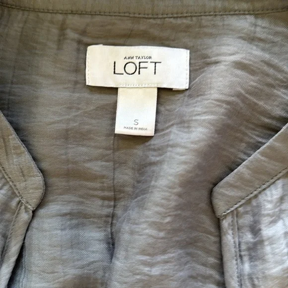Ann Taylor LOFT Gray Semi Sheer Sleeveless Button Up Top Smocked Accents Sz S - Picture 8 of 12